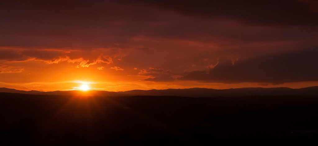 Pôr do sol em Monteriggioni na Toscana, Itália