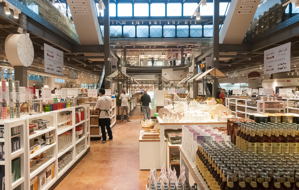 Piso térreo do Eataly com os produtos à venda.