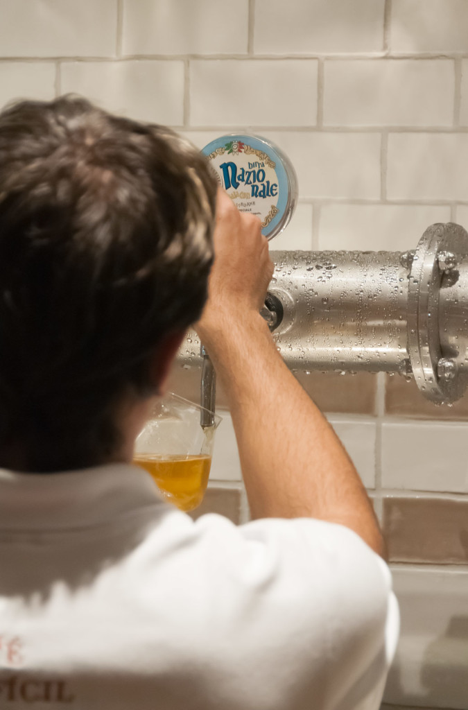 A cerveja feita na casa é de tomar rezando.