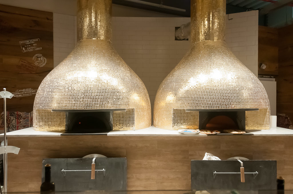 O forno de pizza foi trazido da Itália.