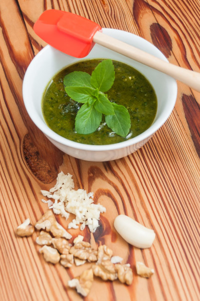 Receita de Pesto de manjericão, alho e nozes | Cozinha do João