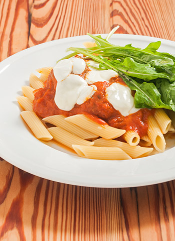 Penne com almôndega, mussarela de búfala e rúcula | Cozinha do João