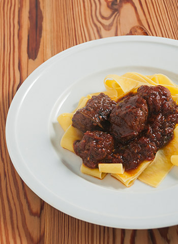 Receita de Ragu de maminha, linguiça e bacon com pappardelle | Cozinha do João