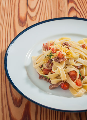 Tagliatelle com presunto Parma, pimenta vermelha e tomate | Cozinha do João