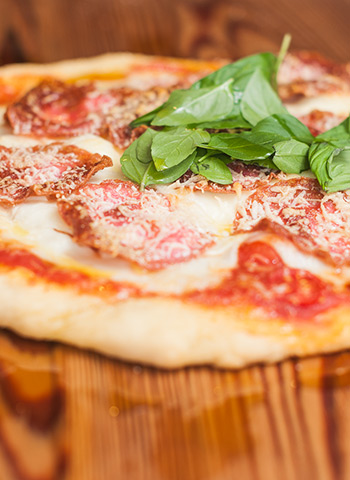 Receita de pizza de pepperoni com salame serrano espanhol | Cozinha do João