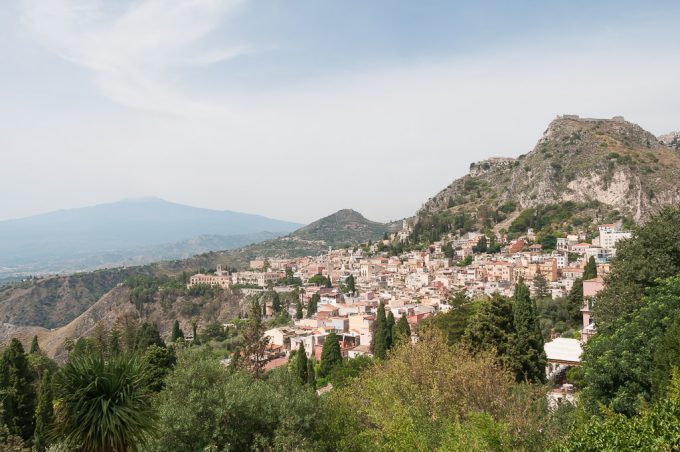 Vista da cidade na viagem para Sicília, na Itália: Taormina | Cozinha do João