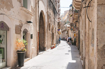 Rua de Siracusa, na Sicília, Itália | Cozinha do João