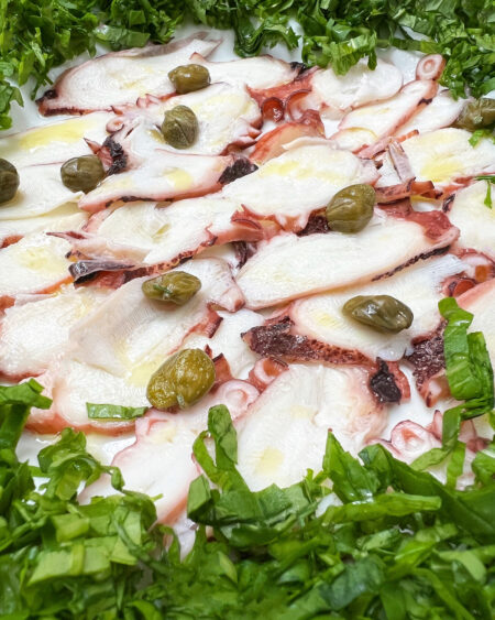 O carpaccio de polvo é outro ponto forte da casa. Acompanha rúcula e alcaparras. O carpaccio de polvo é outro ponto forte da casa. Acompanha rúcula e alcaparras.